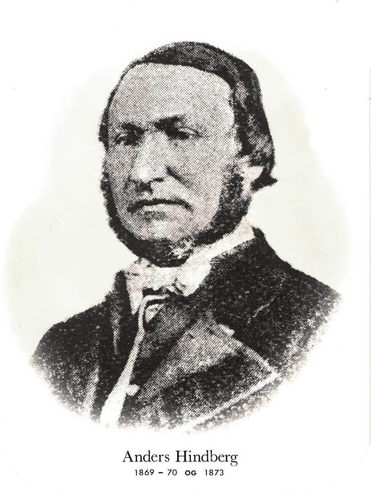 Gammelt portrett av en mann i mørk jakke og vest, med hvit skjorte og sløyfe. Portrettet har en lys, oval kant rundt. Under bildet står teksten «Anders Hindberg 1869–70 og 1873 - Klikk for stort bilde