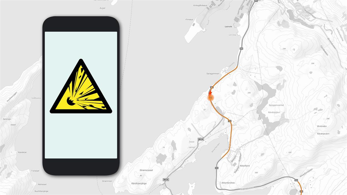 Mobiltelefon med sprengningsvarsel vises over et kart over Strømsnes - Klikk for stort bilde