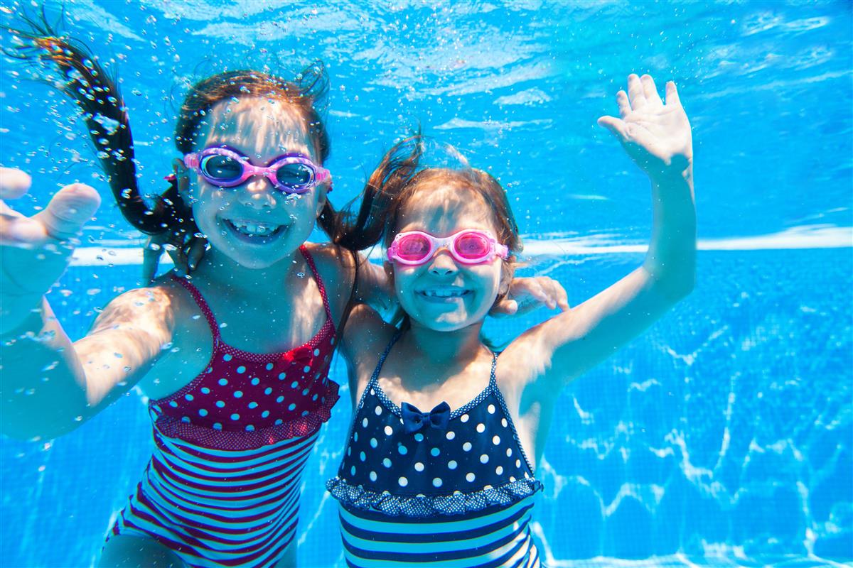 Jenter under vann i basseng - Klikk for stort bilde