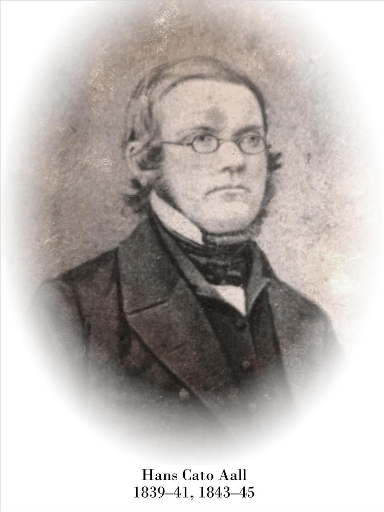 Gammelt portrett av en mann i mørk jakke og vest, med hvit skjorte og halstørkle. Portrettet har en oval, lys kant rundt. Under bildet står teksten «Hans Cato Aall 1839–41, 1843–45» - Klikk for stort bilde