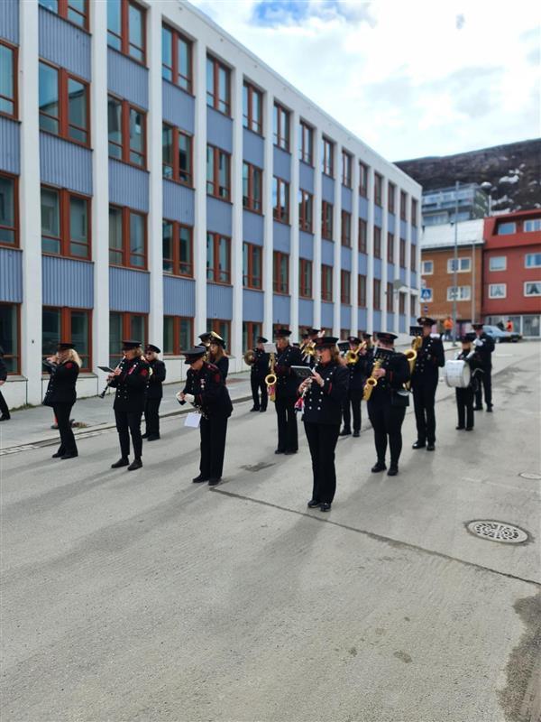 Musikkorps oppstilt på rådhusplassen - Klikk for stort bilde