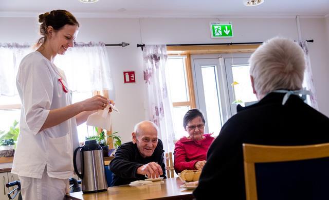 Eldre drikker kaffe på sykehjem - Klikk for stort bilde