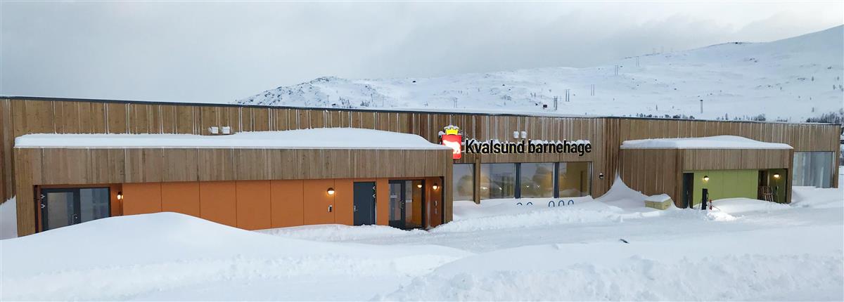 Lav bygning i vinter og sne - Klikk for stort bilde
