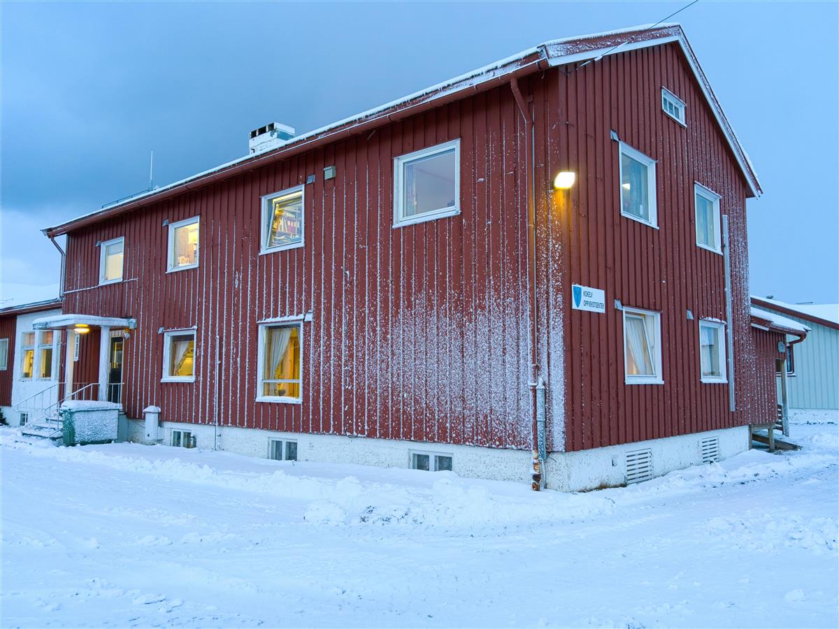 Rødt hus i mørketidslys og vinter - Klikk for stort bilde