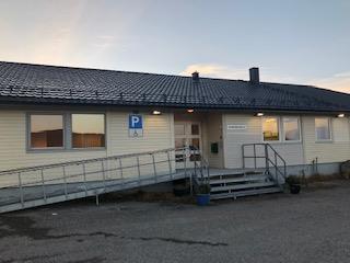 Enetasjes bygning med rullestolrampe - Klikk for stort bilde