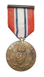 Medalje med bånd i norske farger, og det norske riksvåpenet på selve medaljen. Rundt riksvåpenet står teksten "9. april 1940 - 8. mai 1945" - Klikk for stort bilde