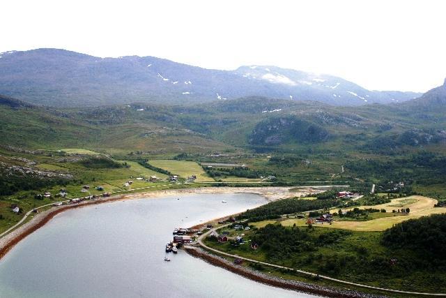 Flyfoto av fjord, sommer - Klikk for stort bilde