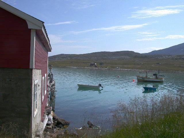 Sjøhus og båter ved land - Klikk for stort bilde