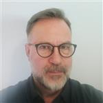 Portrettbilde av mann med skjegg og briller - Klikk for stort bilde