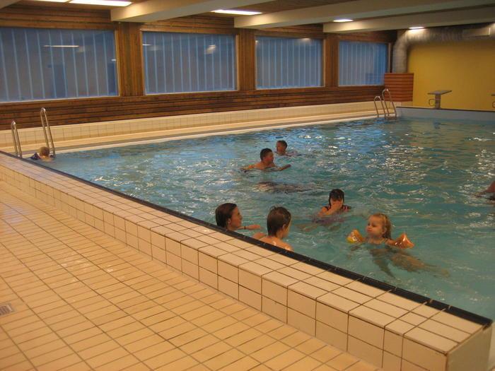 Svømmebasseng med barn som bader - Klikk for stort bilde