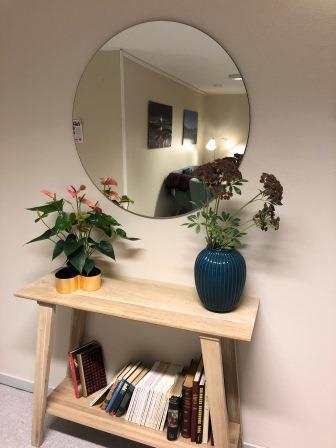 Settebord med blomster foran et speil - Klikk for stort bilde
