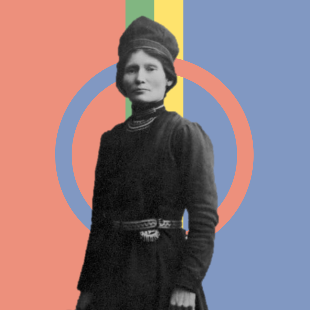 Utklipp av Elsa Laula Renberg foran et samisk flagg - Klikk for stort bilde