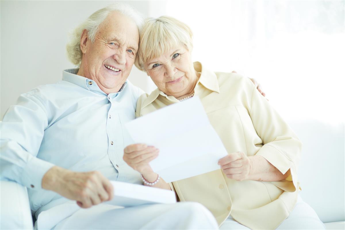 Pensjonister leser fysisk brev - Klikk for stort bilde