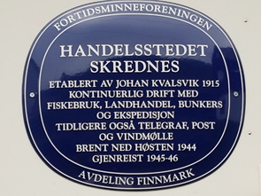 Blått skilt: Handelsstedet Skrednes - Klikk for stort bilde